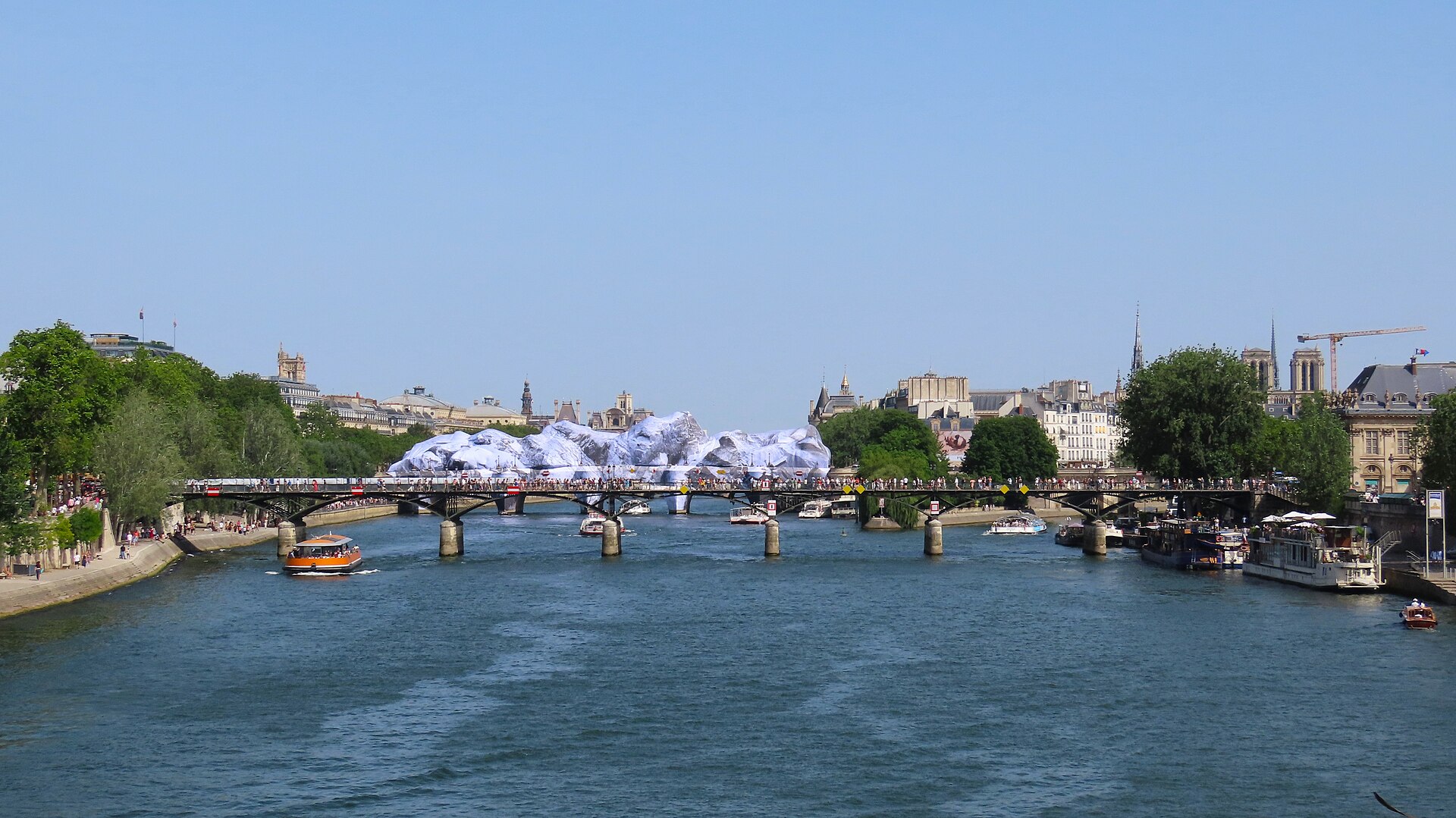 Paris’in En Eski Köprüsü Dev Bir Mağaraya Dönüştü