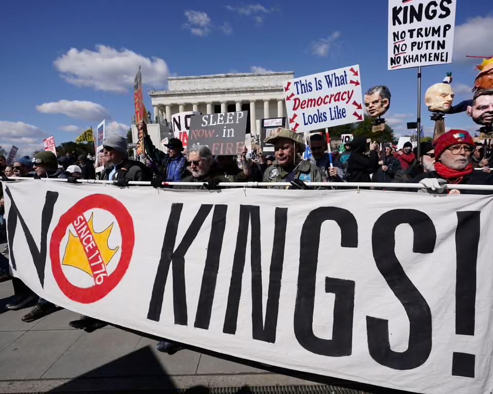 ABD’de “No Kings” Protestoları: Yüz Binler Sokakta